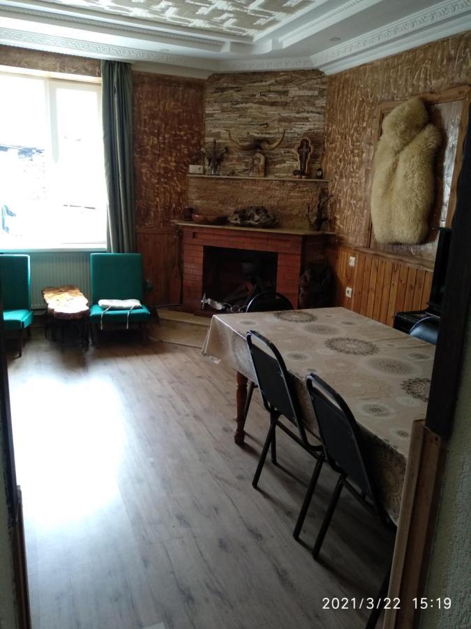 كازباجي Qusha Guesthouse Meeting In The Mountains And Views المظهر الخارجي الصورة