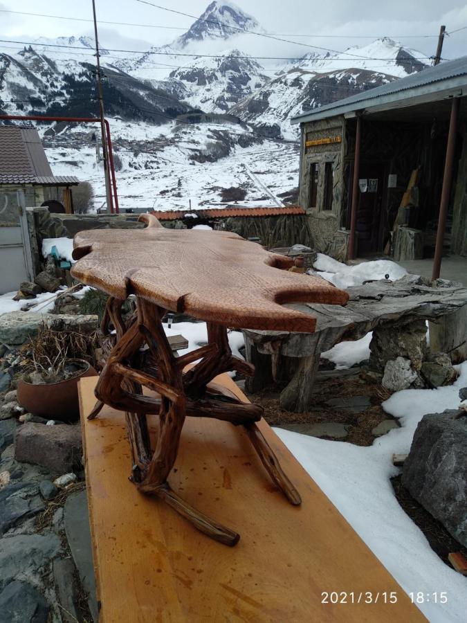 كازباجي Qusha Guesthouse Meeting In The Mountains And Views المظهر الخارجي الصورة