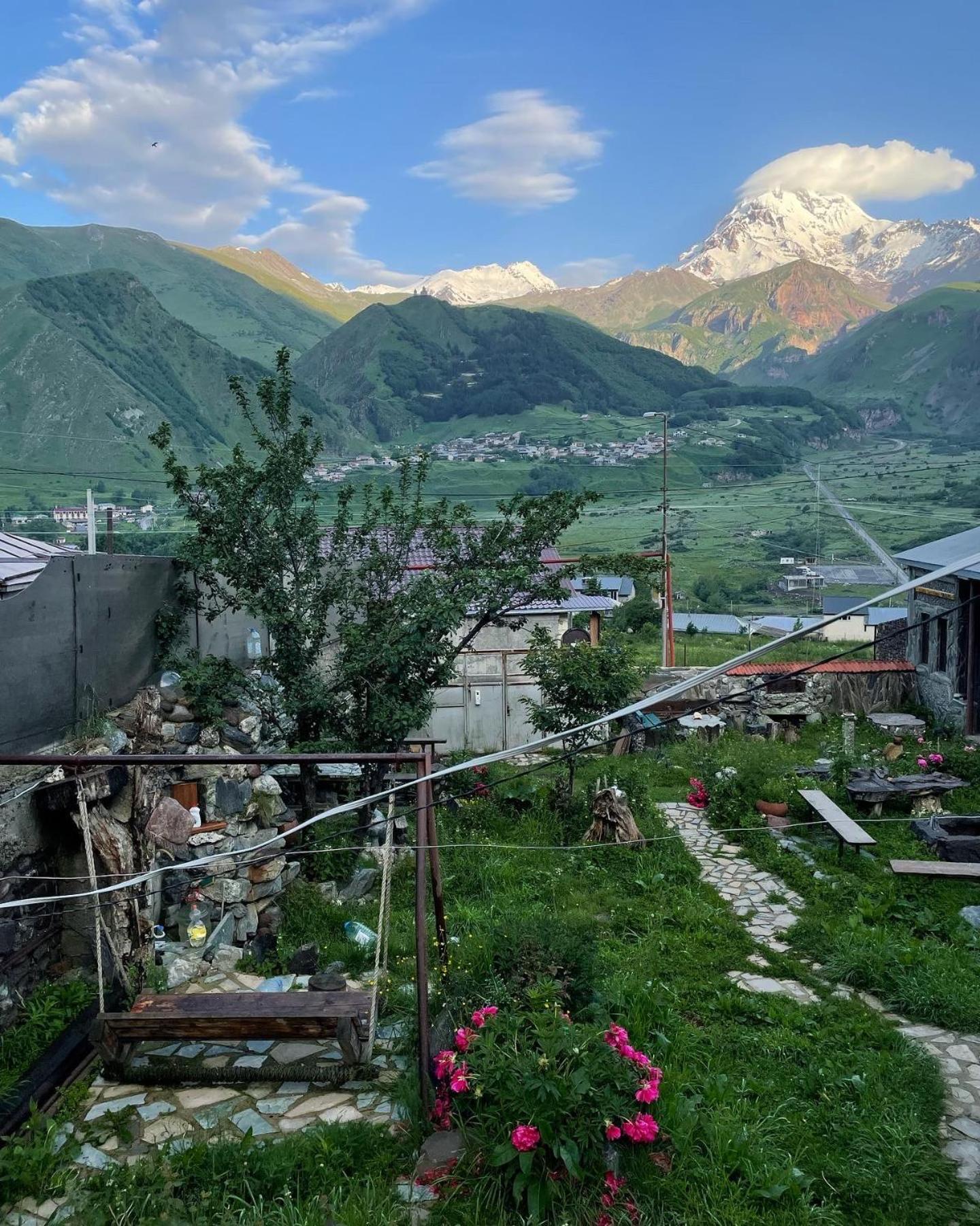 كازباجي Qusha Guesthouse Meeting In The Mountains And Views المظهر الخارجي الصورة