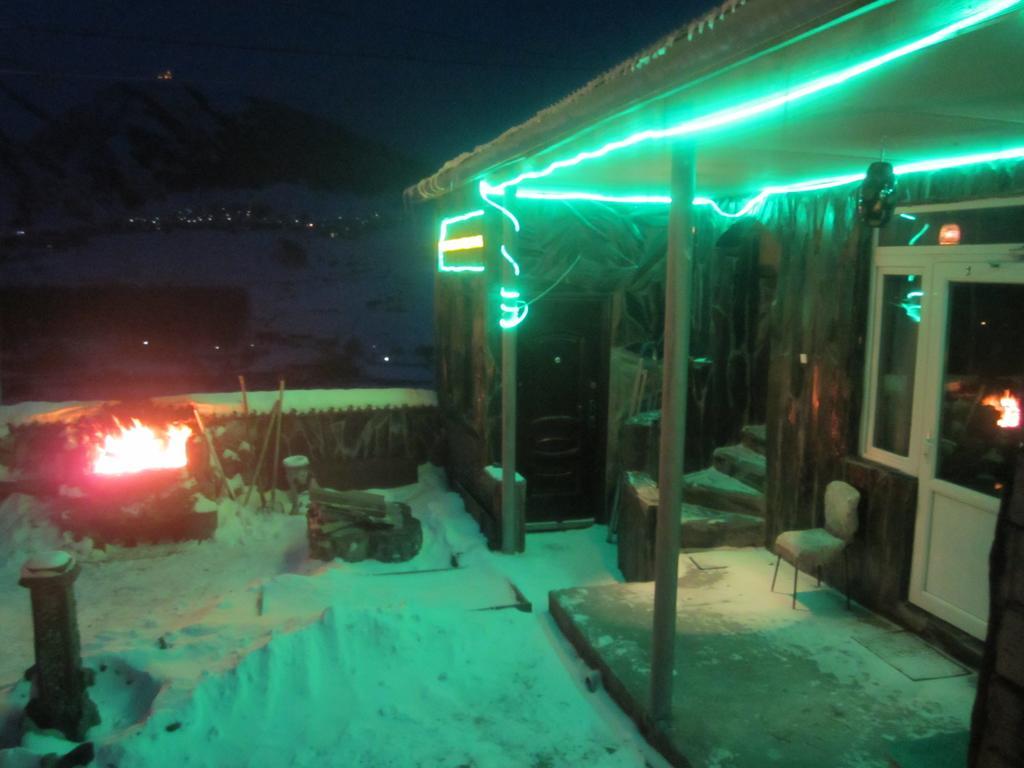 كازباجي Qusha Guesthouse Meeting In The Mountains And Views المظهر الخارجي الصورة