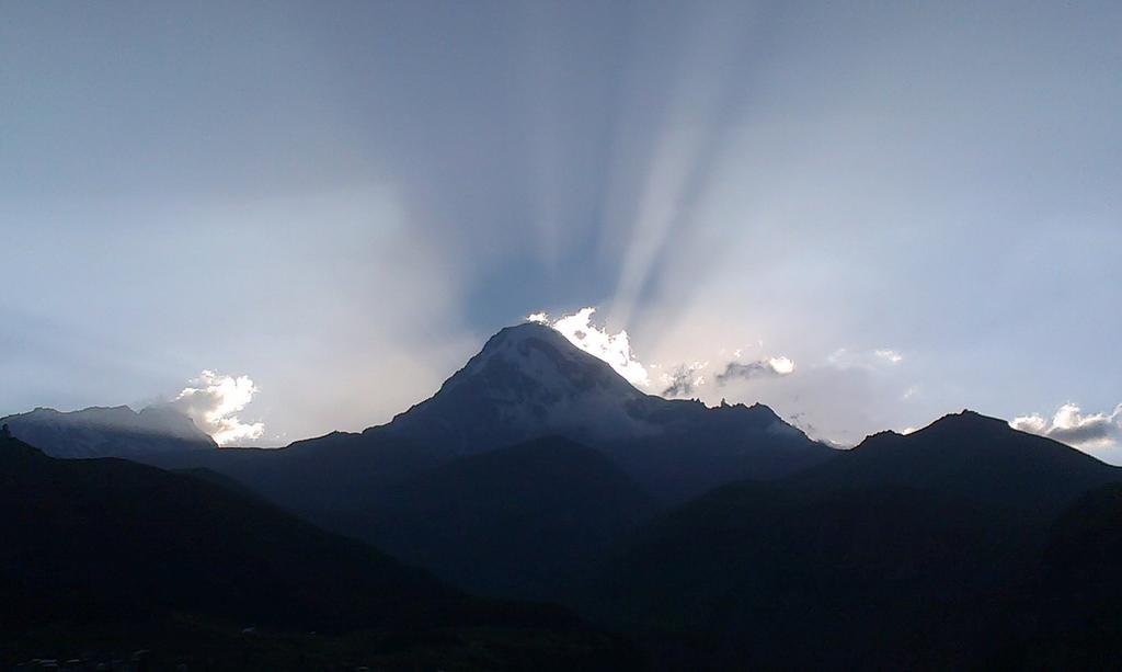 كازباجي Qusha Guesthouse Meeting In The Mountains And Views المظهر الخارجي الصورة