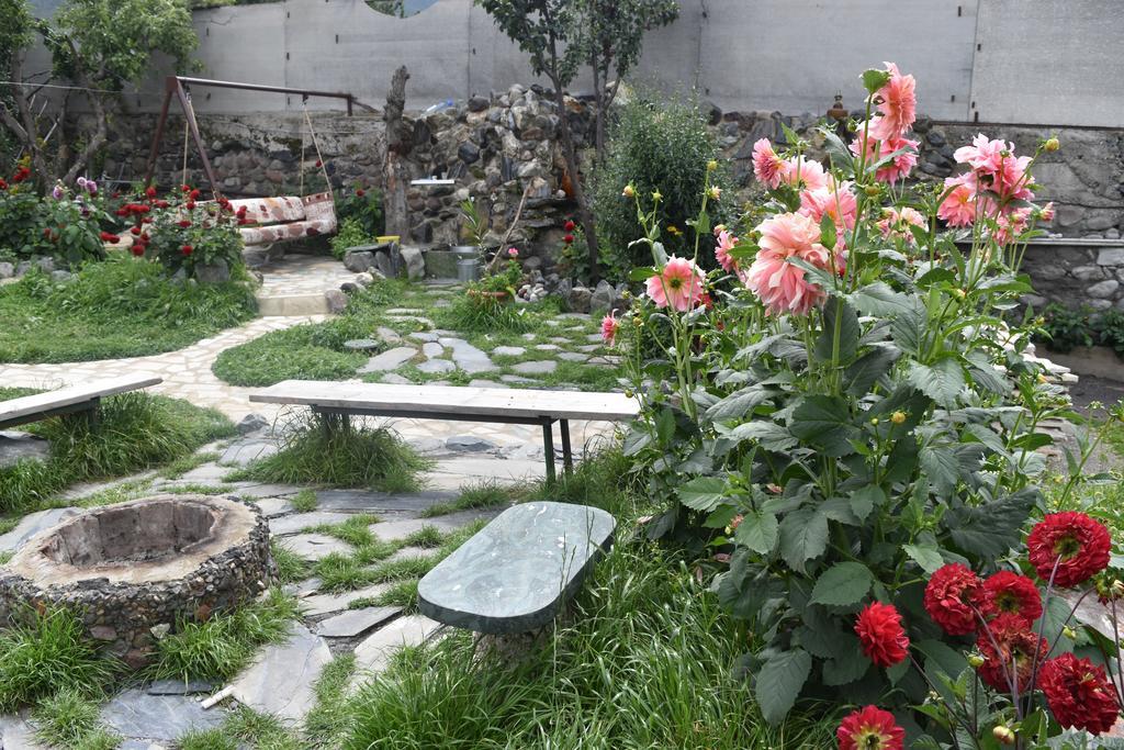 كازباجي Qusha Guesthouse Meeting In The Mountains And Views المظهر الخارجي الصورة