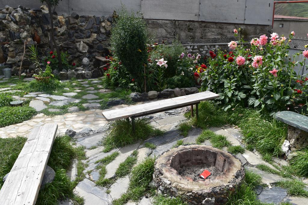 كازباجي Qusha Guesthouse Meeting In The Mountains And Views المظهر الخارجي الصورة