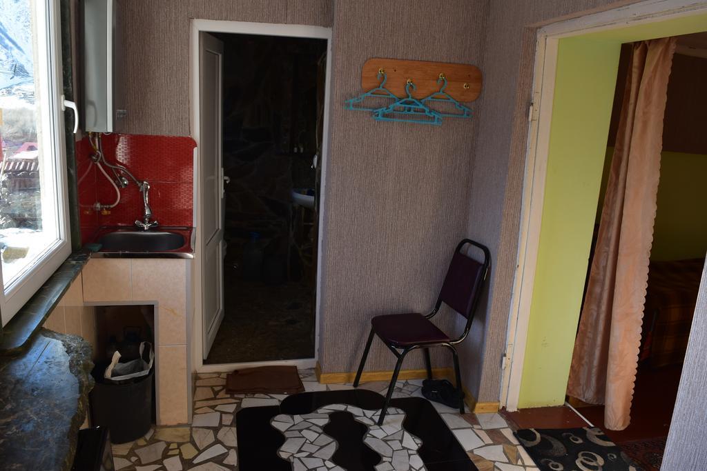 كازباجي Qusha Guesthouse Meeting In The Mountains And Views المظهر الخارجي الصورة