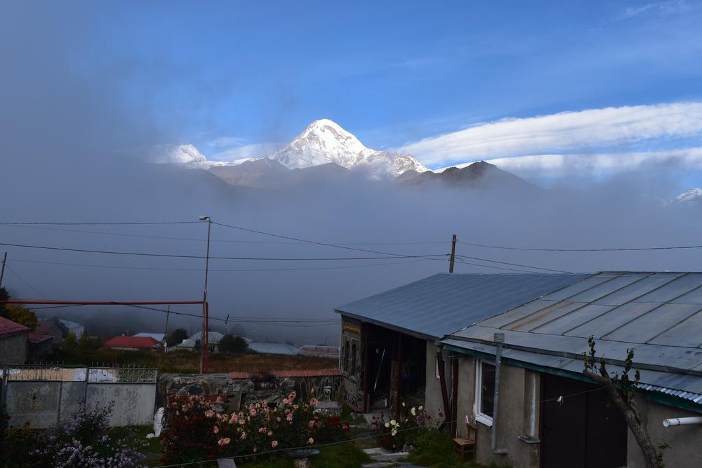 كازباجي Qusha Guesthouse Meeting In The Mountains And Views المظهر الخارجي الصورة