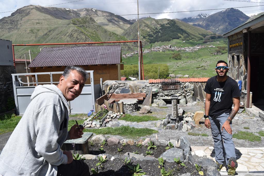 كازباجي Qusha Guesthouse Meeting In The Mountains And Views المظهر الخارجي الصورة