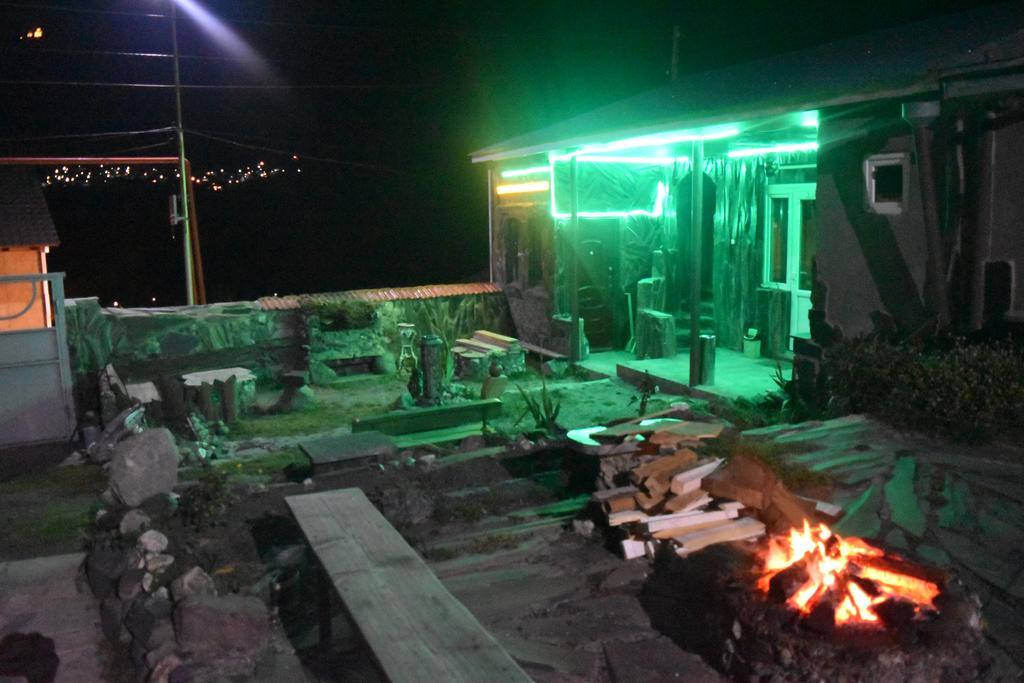 كازباجي Qusha Guesthouse Meeting In The Mountains And Views المظهر الخارجي الصورة