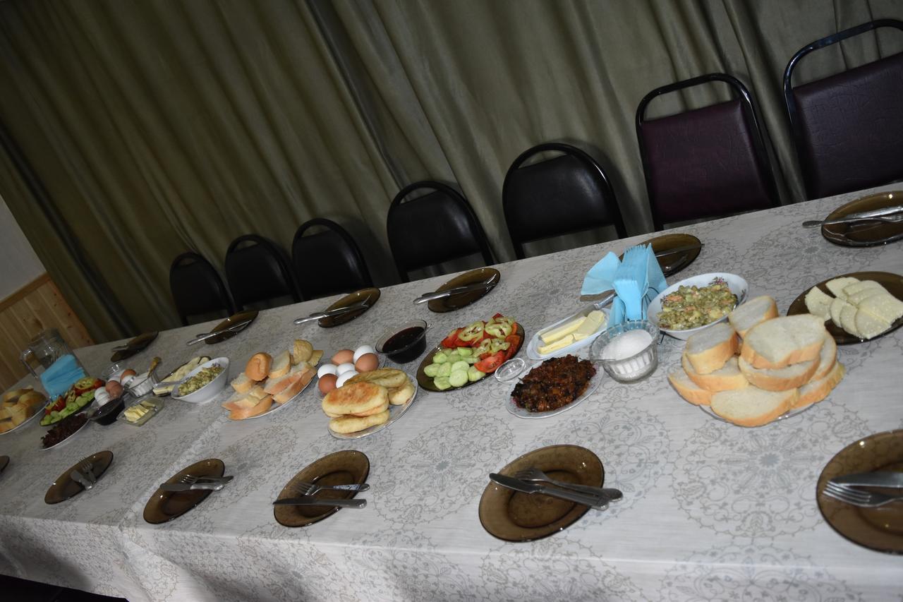 كازباجي Qusha Guesthouse Meeting In The Mountains And Views المظهر الخارجي الصورة
