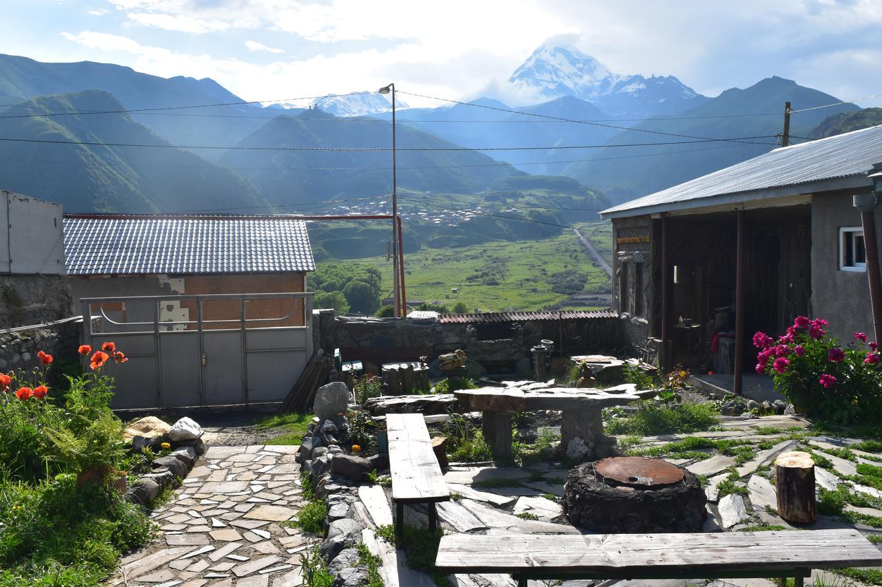 كازباجي Qusha Guesthouse Meeting In The Mountains And Views المظهر الخارجي الصورة