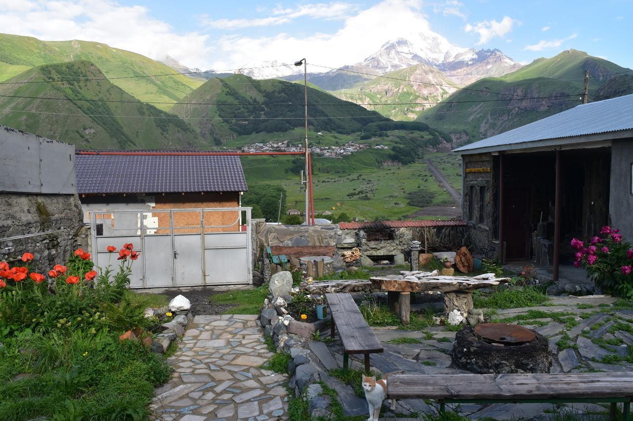 كازباجي Qusha Guesthouse Meeting In The Mountains And Views المظهر الخارجي الصورة