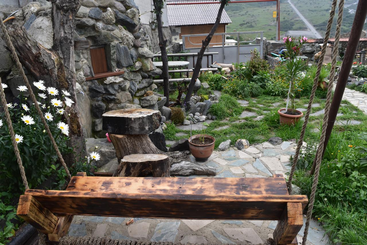 كازباجي Qusha Guesthouse Meeting In The Mountains And Views المظهر الخارجي الصورة