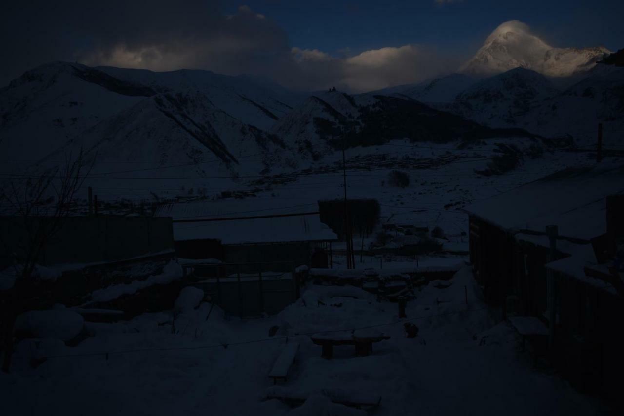 كازباجي Qusha Guesthouse Meeting In The Mountains And Views المظهر الخارجي الصورة