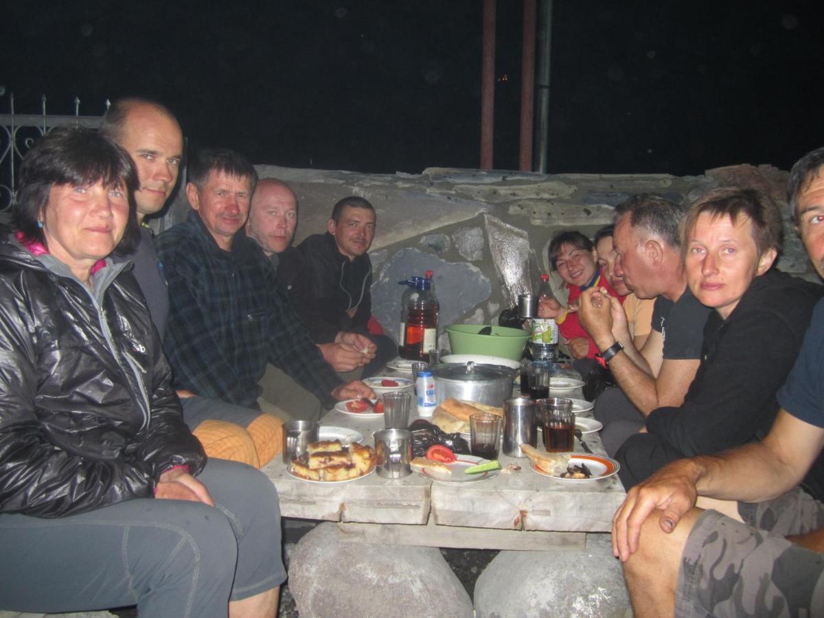 كازباجي Qusha Guesthouse Meeting In The Mountains And Views المظهر الخارجي الصورة