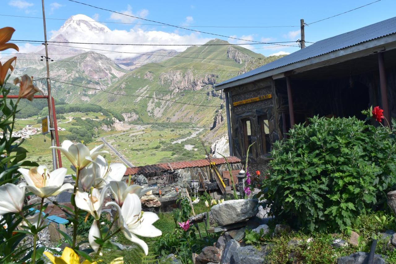 كازباجي Qusha Guesthouse Meeting In The Mountains And Views المظهر الخارجي الصورة